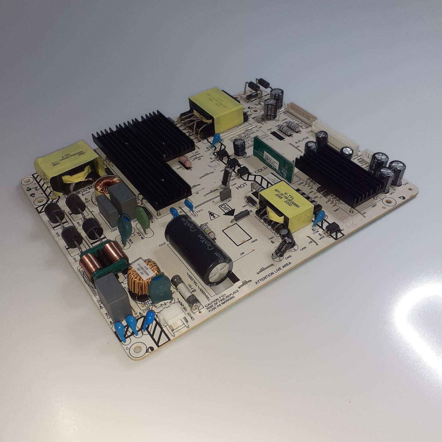 CARTE D'ALIMENTATION P0QZ0040231-01111 / LYP04390A0 pour Télé POLAROID TVS55UK4KPR001