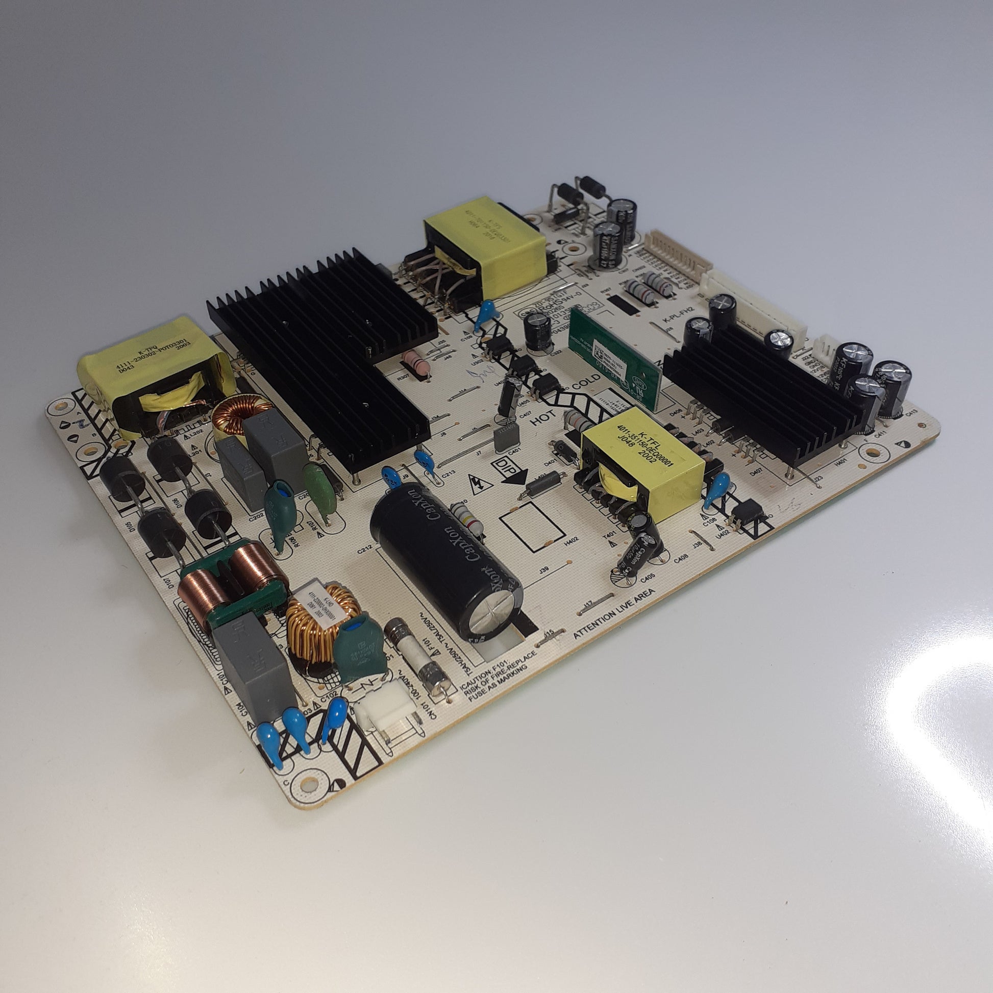 CARTE D'ALIMENTATION P0QZ0040231-01111 / LYP04390A0 pour Télé POLAROID  TVS55UK4KPR001
