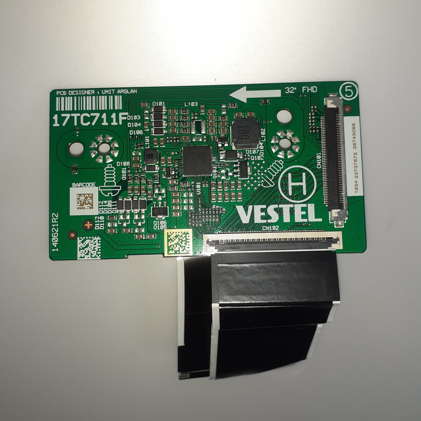 Carte T-CON VESTEL 23737572 / 17TC711F pour Télé SURFLINE  32S21BFHD